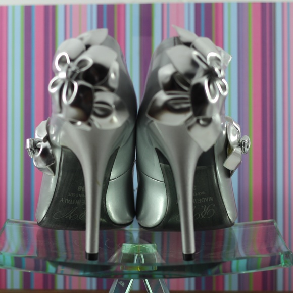 Roger Vivier Silver Leather Pumps - Picture 12 of 16